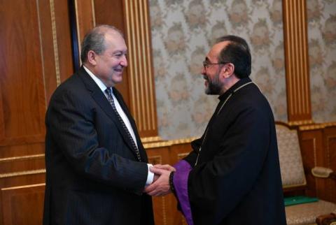  Mon objectif c’est de me rendre utile et d’apporter mon soutien à Gumri: rencontre entre le Président et l'archevêque Michael Adjapahian 