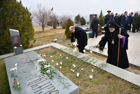 Даже в своё 100-летие он всегда для нас останется молодым:  президент в пантеоне «Ераблур» воздал дань уважения памяти Вазгена Саргсяна