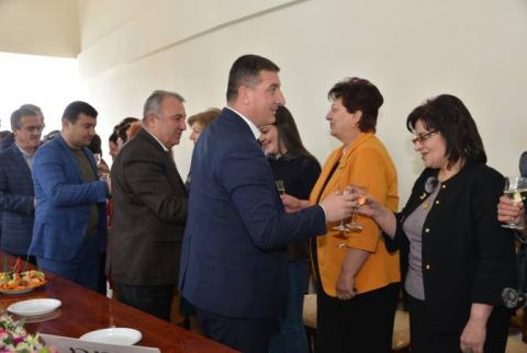Գեղարքունիքի մարզպետ Գնել Սանոսյանը շնորհավորեց մարզպետարանի կին աշխատակիցներին
