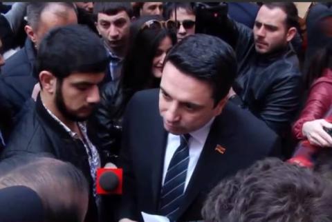 Vice Speaker Alen Simonyan personally steps in to negotiate with protesting entrepreneurs, vows solutions 