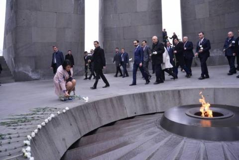 Le Président de Géorgie rend hommage aux vitimes du Génocide arménien au mémorial Tsitsernakaberd à Erevan