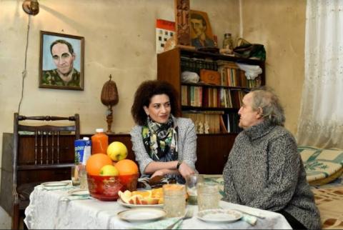 Анна Акопян вручила матери “Приносящего хлеб” Артура Саркисяна премию имени Тиграна Айрапетяна