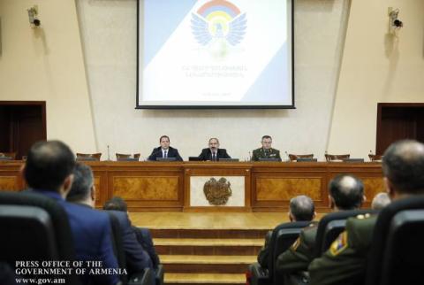 Премьер-министр встретился с участниками оперативного сбора руководящего состава Вооруженных сил