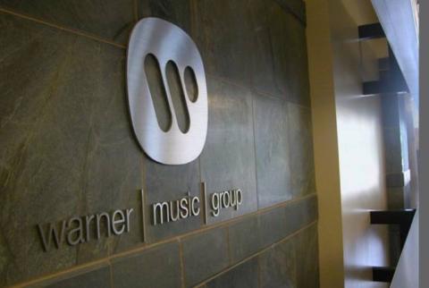 Warner Music впервые подпишет контракт с сервисом, создающим музыку при помощи алгоритмов