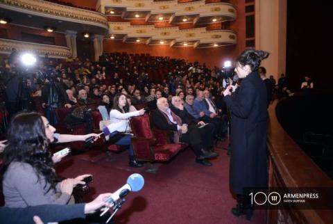 Օպերային թատրոնի աշխատակիցները Նազենի Ղարիբյանից պահանջում են հեռանալ պաշտոնից