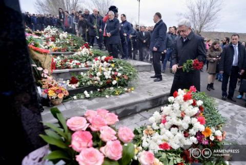 Serzh Sargsyan pays tribute to 2016 April War victims at military cemetery 