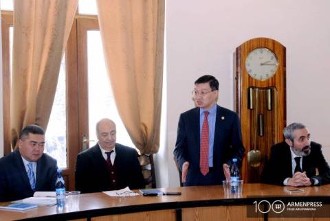 Հայ դասական պոեզիան՝ ղազախերեն