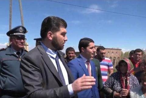 Զարթոնքի բնակիչները Դավիթ Սանասարյանի այցից հետո բացեցին Գյումրի-Երևան երկաթգիծը