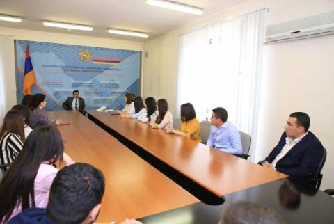 Սուրեն Պապիկյանը հավաստագրեր է հանձնել նախարարությունում պրակտիկա անցած երիտասարդ մասնագետներին
