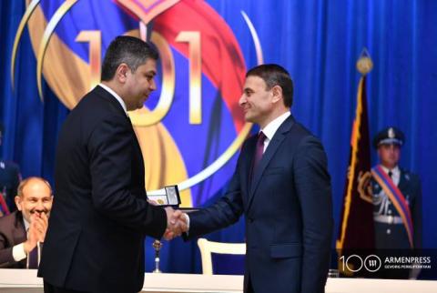 Արթուր Վանեցյանը կրծքանշանով պարգևատրեց Վալերիյ Օսիպյանին