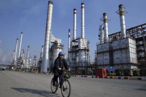 США больше не будут выводить другие страны из-под иранских "нефтяных" санкций