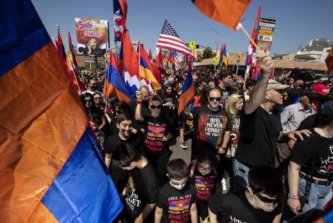 عشرات الآلاف من الأرمن الأمريكيين يتظاهرون أمام القنصلية التركية بلوس أنجلس وهوليوود للاحتجاج والمطالبة بالعدالة لضحايا الإبادة الأرمنية