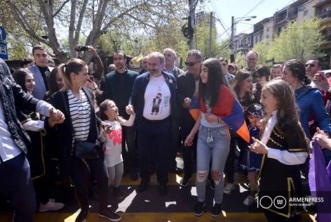 Pashinyan participe aux célébrations consacrées à la Journée du citoyen sur l'avenue Mashtots