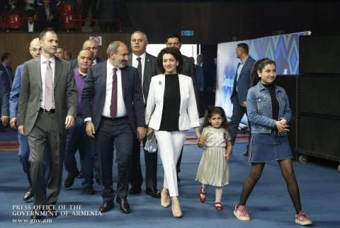رئيس وزراء أرمينيا نيكول باشينيان وزوجته آنا هاكوبيان يحضران حفل بمناسبة عيد العمال