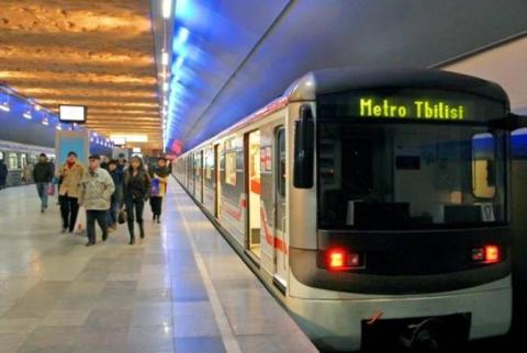 20-летний мужчина спрыгнул под поезд метрополитена