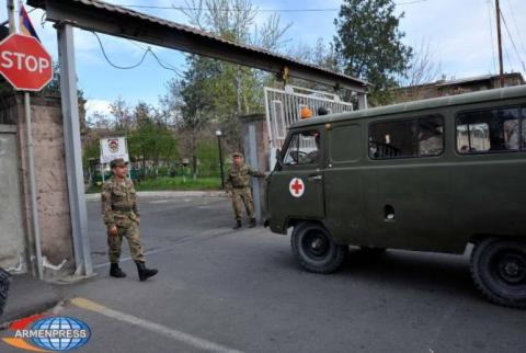 Состояние раненого в Арцахе военнослужащего пока остается крайне тяжелым. Он находится в Ереване