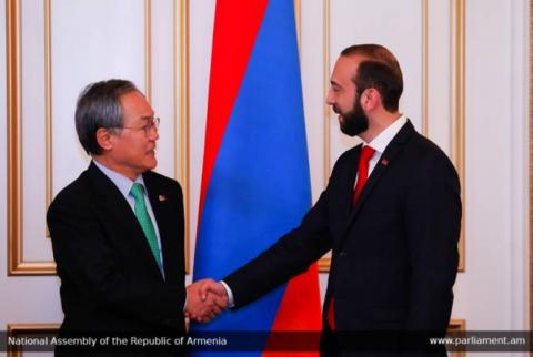 Ararat Mirzoyan a reçu l'Ambassadeur extraordinaire et plénipotentiaire de la République de Corée en Arménie