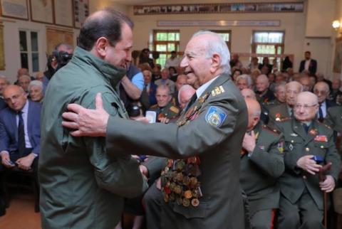Министр обороны Армении встретился с ветеранами Великой Отечественной войны, труда и вооруженных сил