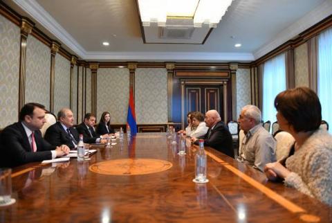 Le président Sarkissian a reçu les familles des pilotes, péris pendant la Guerre de  Libération d’Artsakh 