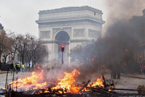 В Париже восстановили поврежденную вандалами Триумфальную арку