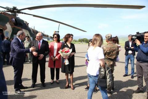 Artsakh’s President meets Nikol Pashinyan and his wife at Stepanakert airport