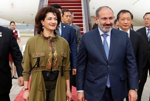 رئيس الوزراء نيكول باشينيان وزوجته آنا هاكوبيان يحضران حفل العشاء نيابة عن رئيس الصين شي جين بينغ بمؤتمر حوار الحضارات الآسيوية بقاعة الشعب الكبرى في بكين