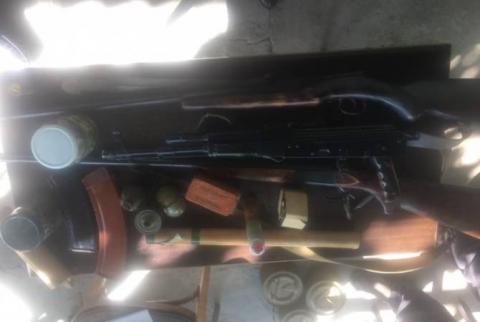 Полиция обнаружила большое количество незаконно хранящегося оружия и боеприпасов: один человек задержан