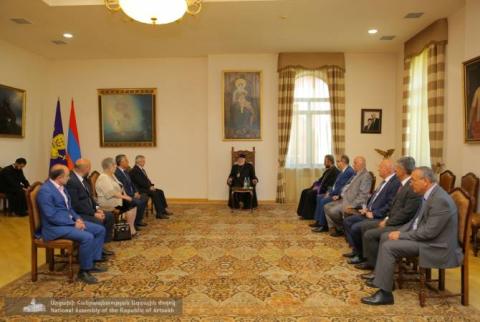  Des parlementaires de l'Artsakh ont discuté de questions liées au renforcement des relations Arménie-Artsakh-Diaspora avec Karékine II