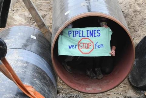 Эко-активисты забрались в трубу строящегося газопровода Eugal в Германии