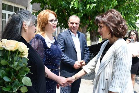 زوجة رئيس وزراء أرمينيا آنا هاكوبيان تزور المدرسة الثانوية التي تحمل اسم شهيد حرب أبريل 2016 جورا يسايان 
