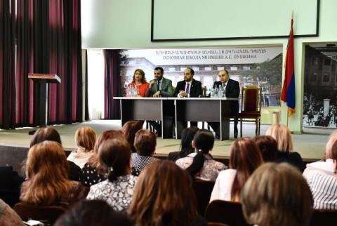 Արայիկ Հարությունյանը հիմնական դպրոցների տնօրենների հետ քննարկել է առաջին դասարանցիների ընդունելության հարցեր. առցանց հերթագրվել է 11 հազարը