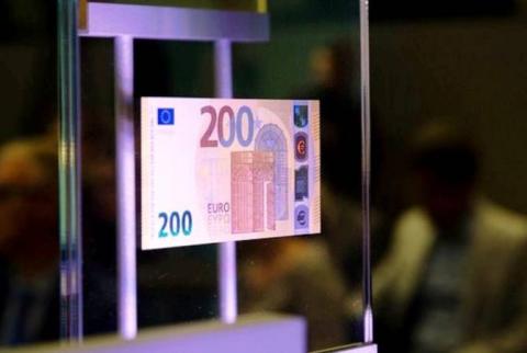 В ЕС вводятся в обращение обновленные банкноты в 100 и 200 евро