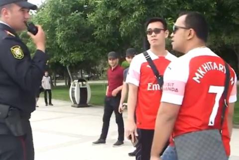 شرطة أذربيجان توقّف مشجعان لأرسنال يرتديان قميص كابتن منتخب أرمينيا هنريك مخيتياران في باكو -فيديو-