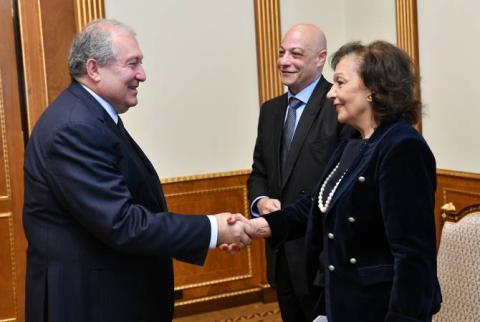 Le président Sarkissian a reçu la célèbre chanteuse franco-arménienne Rosy Armen 