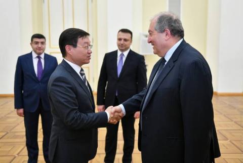 Le président Sarkissian a offert un déjeuner de travail aux Ambassadeurs de l'UEEA en Arménie 