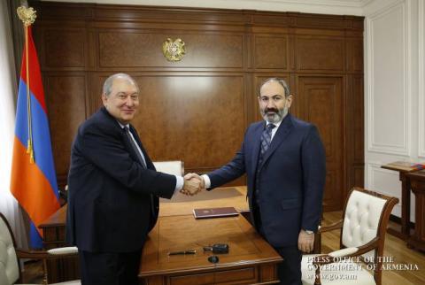 Le président Armen Sarkissian félicite le Premier ministre Nikol Pachinian à l'occasion de son anniversaire 