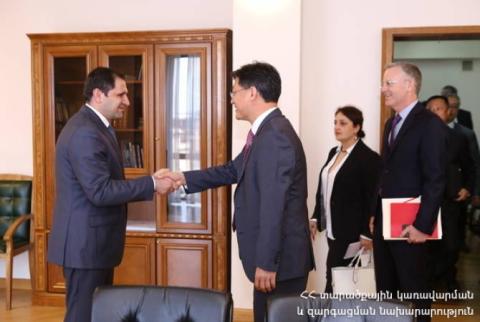 Մեզ համար առանցքային է ենթակառուցվածքների զարգացումն ու տնտեսական աճի նոր բևեռների ձևավորումը․ Սուրեն Պապիկյանն ընդունել է ԱԶԲ-ի ներկայացուցիչներին