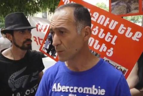  Կառավարության շենքի դիմաց բողոքի ակցիայով պահանջում են կենդանաբանական այգու տնօրենին ազատել աշխատանքից