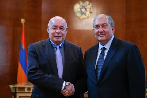 Le président Armen Sarkissian a reçu le représentant du président de Russie pour la coopération culturelle internationale 