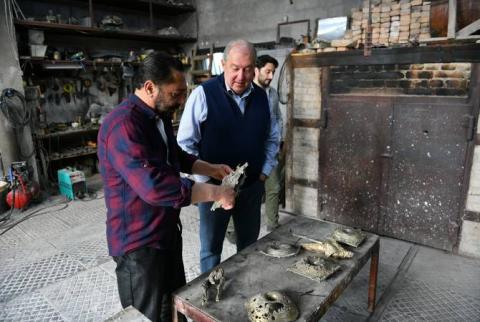 Armen Sarkissian a  été accueilli à l’atelier du sculpteur Albert Vardanian