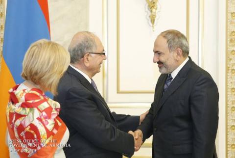 رئيس وزراء أرمينيا نيكول باشينيان يستقبل المدير التنفيذي للرابطة الأرمنية الإنجيلية الأمريكية زافين خانجيان الذي يقدّم البرامج الجديدة المقررة تحقيقها بالوطن الأم