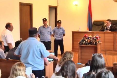 Դատավոր Արմեն Դանիելյանի և Ռոբերտ Քոչարյանի պաշտպանի միջև վեճ ծագեց. դատական նիստն ընդմիջվեց