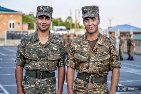 Deux frères résidant en Russie, de retour en Arménie pour faire leur service militaire 