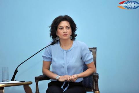 زوجة رئيس الوزراء الأرميني-رئيسة تحرير صحيفة هايكاكان جاماناك- آنا هاكوبيان تبعث رسالة تعزية في وفاة الشاعرة كارينه أشوغيان