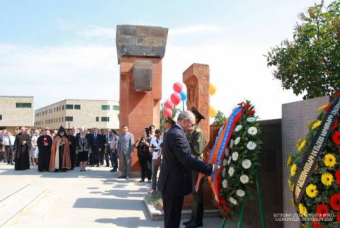 Бако Саакян возложил венок к памятнику без вести пропавшим воинам