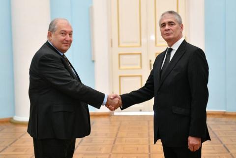 Le nouvel ambassadeur de Roumanie remet ses lettres de créance au président arménien