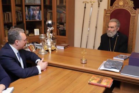 Le chef de la Diplomatie arménienne rencontre le primat du diocèse d'Artsakh de l'Eglise arménienne