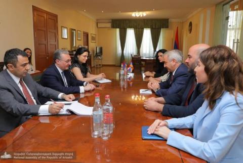 Le président du Parlement d’Artsakh a reçu le ministre arménien des Affaires étrangères 