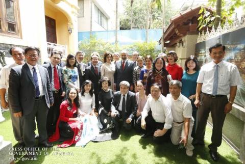 Nikol Pashinyan a invité les diplômés vietnamiens de l'Université d'État d'Erevan à Erevan