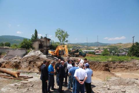 Le président d'Artsakh visite le chantier de construction d'un nouveau quartier à Stepanakert